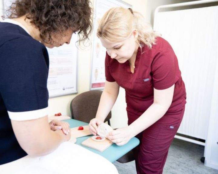 Gyvenimas su stoma: žarnyno vėžiu sirgusi Aistė vėl valgo įprastą maistą