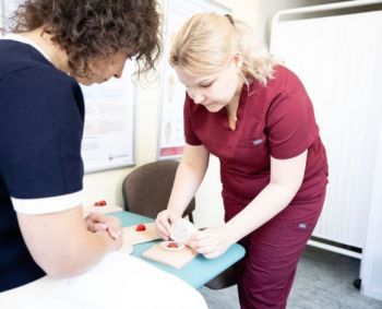 Gyvenimas su stoma: žarnyno vėžiu sirgusi Aistė vėl valgo įprastą maistą