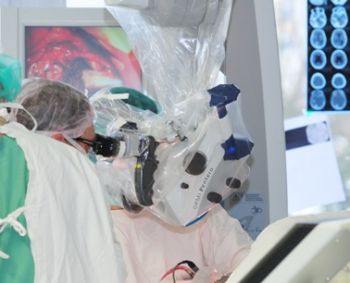 Lazerines smegenų operacijas palengvins skaidrūs implantai 