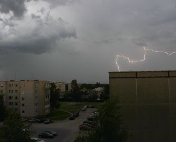 Ugniagesiai gelbėtojai perspėja dėl perkūnijos, škvalo ir stipraus vėjo
