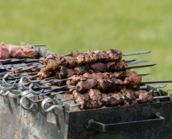 Virškinimo problemos vasarą: kokių produktų vengti ir ką turėti vaistinėlėje?