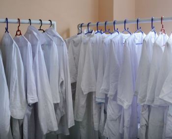 Trumpesnės chalato rankovės – būdas sustabdyti infekcijų plitimą?