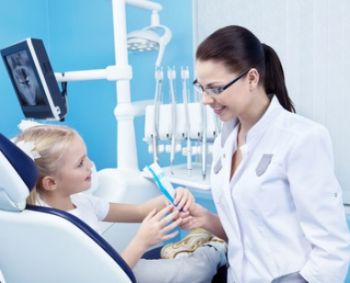Specialistė nurodo opią problemą: neįgalių vaikų burnos profilaktika buvo visiškai apleista