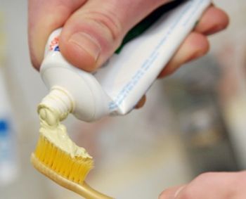 Kiek fluorido iš tikrųjų turėtų būti dantų pastoje?