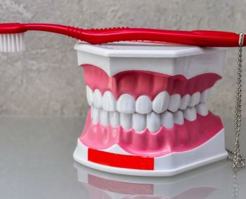 Dantų griežimas – naudingas sveikatai, tačiau dantis sugadina negrįžtamai