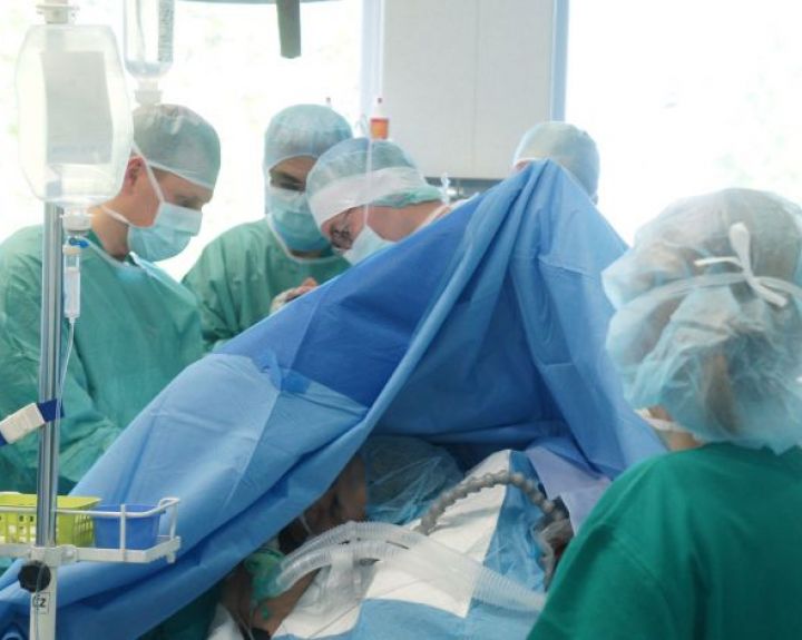 Pirmajai peties sąnario protezavimo operacijai moderniuoju endoprotezu – prancūzo parama ir įvertinimas