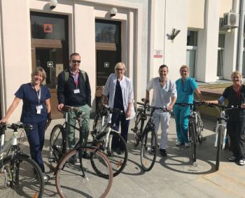 Šiaulių ligoninės medikai skatina važiuoti dviračiais