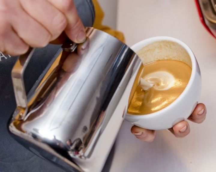 Tyrimas: gerdami kavą galite apsisaugoti nuo kepenų vėžio