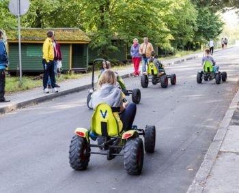 Pernelyg saugodami savo vaikus, tėvai jiems daro meškos paslaugą