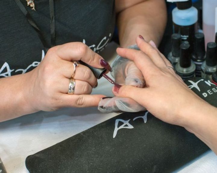 Nagų laką su uždrausta chemine medžiaga TPO priims nemokamai