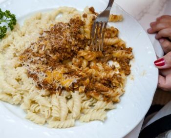 Kodėl kai kurie žmonės yra linkę prisivalgyti vakarais 